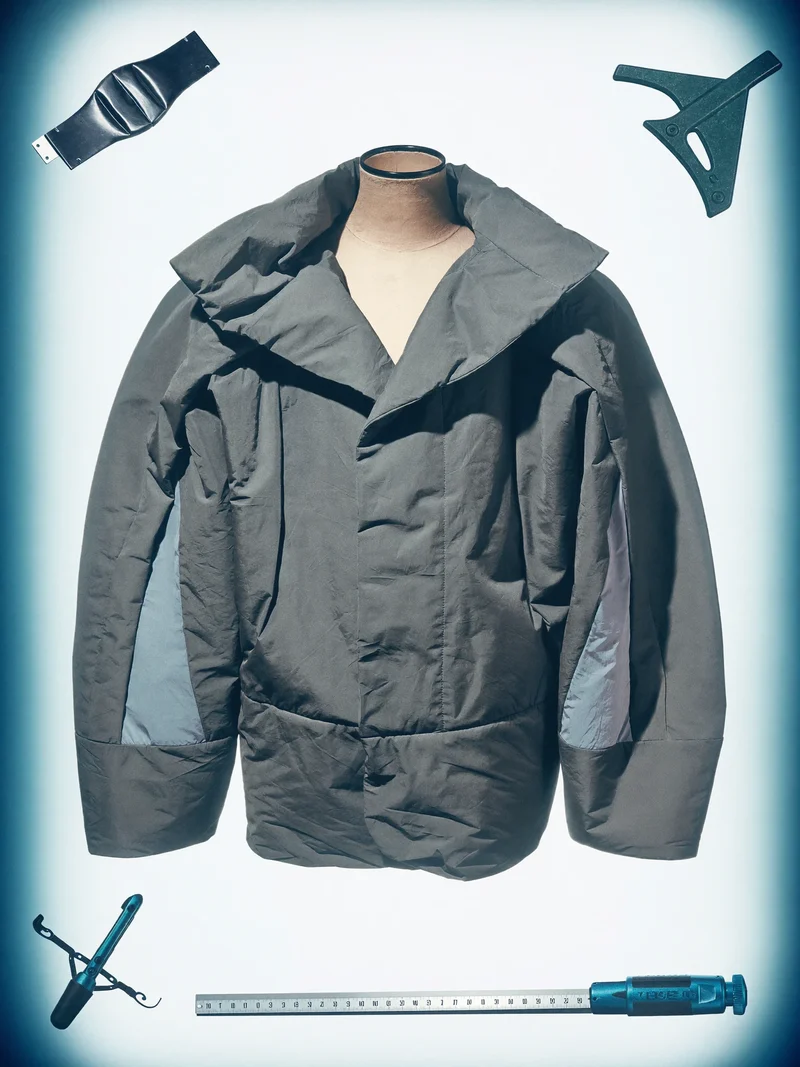 Concept ilustrat: jachetă oversize în material tehnic nuanță piatră