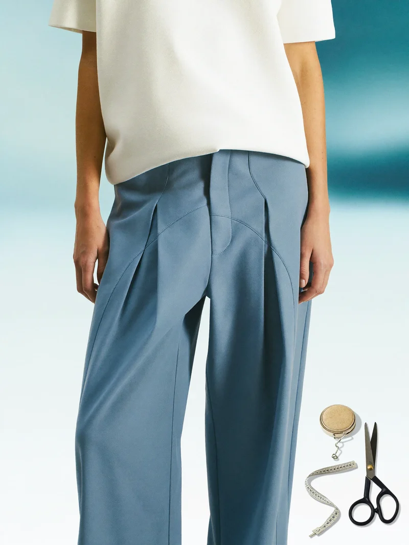 Concept ilustrat: pantaloni largi plisați cu cusături curbe